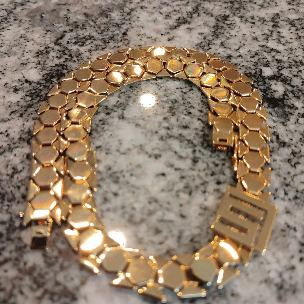 NWOT Women's chain necklace. Gold tone, with closure on back. - Picture 12 of 13